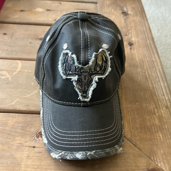 Camo hat. Never worn. - Picture 1 of 3